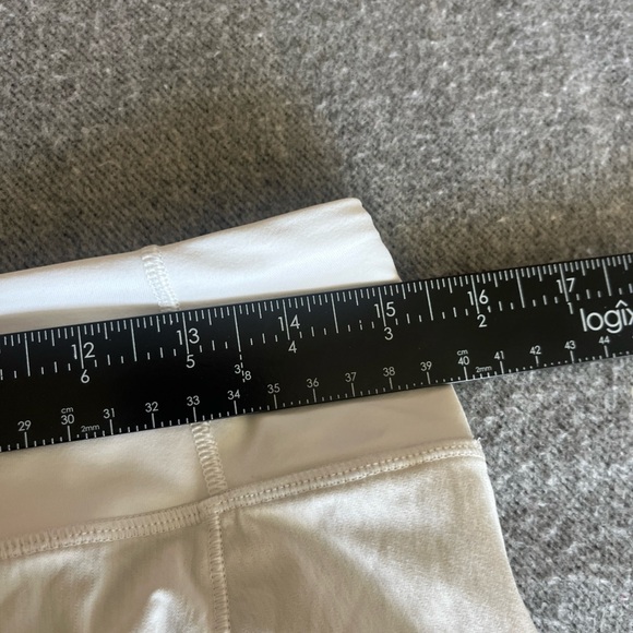 Lululemon Size 6 Speed Up LR Low Rise Shorts 2.5” Lined White - Picture 11 of 11